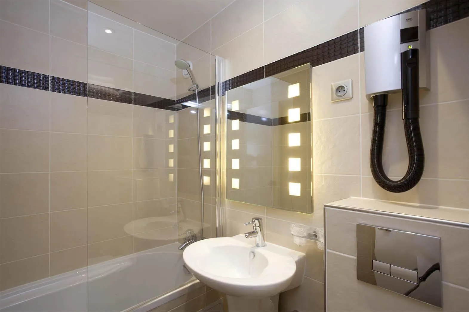 Hotel Eiffel Kennedy 3*